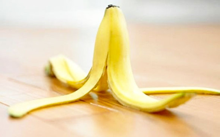 Muz kabuğuna şeker döküp vücudunuza sürün bakın neler olacak