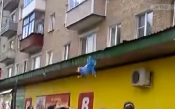 Oğlunu beşinci kattan aşağıya attı herkes bu babayı konuşuyor