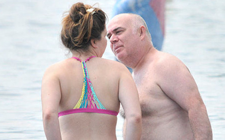 Oyuncu Güven Kıraç ile eşi denizde aşk tazelediler