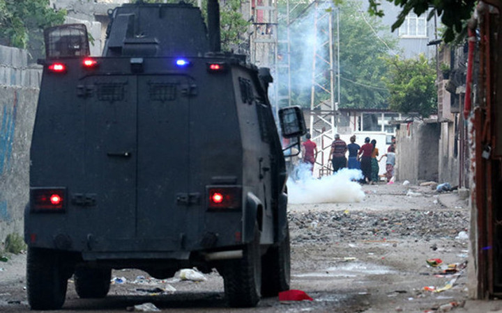 İki aile birbirine girdi: Ortalık savaş alanına döndü!