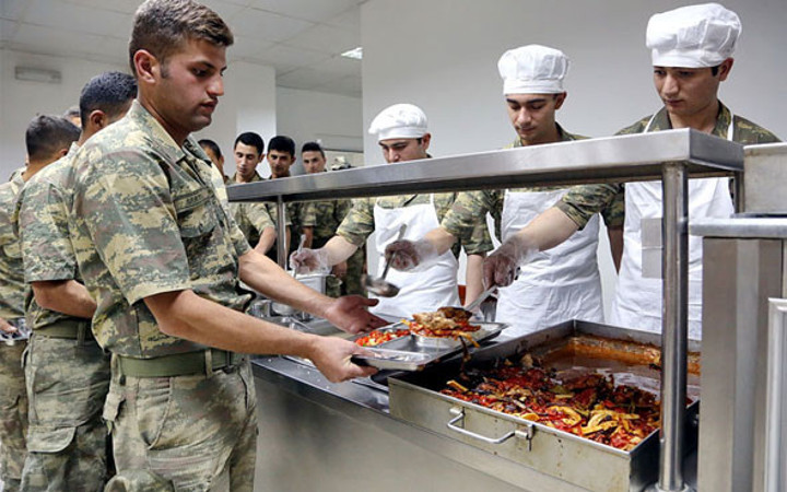 Hakkari'de temiz koşullarda askerin aşı yine askerden