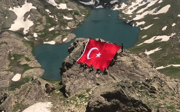 Türk askeri girilemez denilen yerde! Hem de bayrak açtı