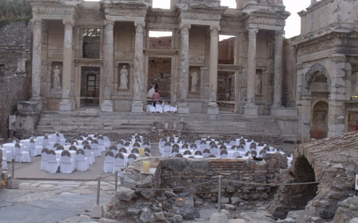 Efes antik kentini düğün salonu yaptılar! Rezalete bakın