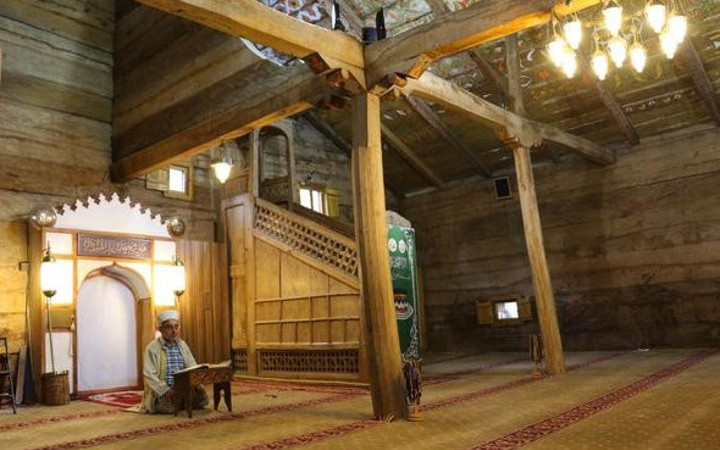 Tek çivisi bile yok bu cami 8 asırdır ayakta!