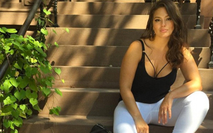 Dünyaca ünlü model bu kez sahnede bir anda üstünü çıkarıp...