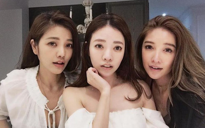 Anne ve kızlarının yaşı sizi şoke edecek