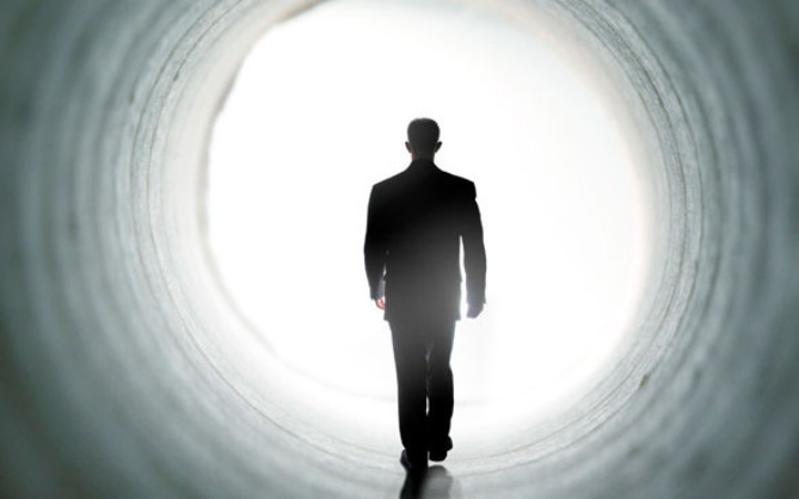 Ünlü sunucu çırılçıplak kafasına poşet geçirilmiş halde ölü bulundu!