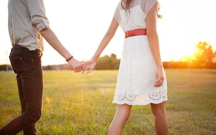 Eğer sevgiliniz elinizi böyle tutuyorsa ilişkiniz bitmek üzere