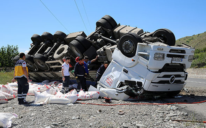 TIR'da sıkışan sürücü 3 saatte zor kurtarılabildi!