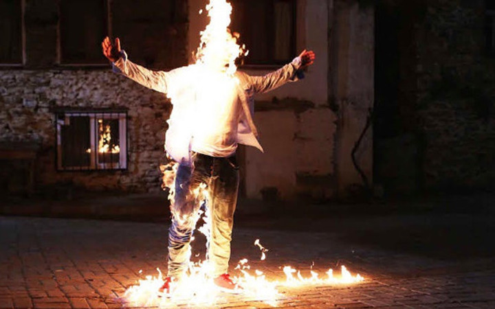 BBG Melih rol gereği kendini yaktı