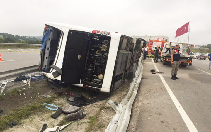 Samsun'da asker taşıyan araç devrildi olay yerinden ilk görüntüler