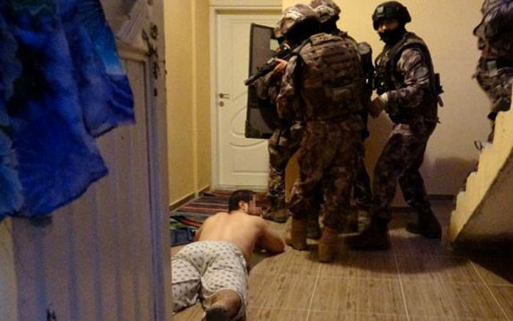 Kapıları koçbaşıyla kırıp bastılar bu halde yakaladılar