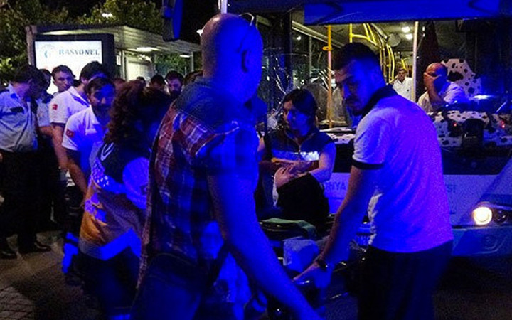 Gece yarısı dehşeti yaşadılar otobüs durağa daldı