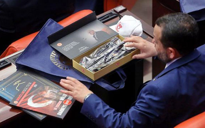 Meclis'te dağıtıldı vekillerin merakla incelediği kutudan ne çıktı?