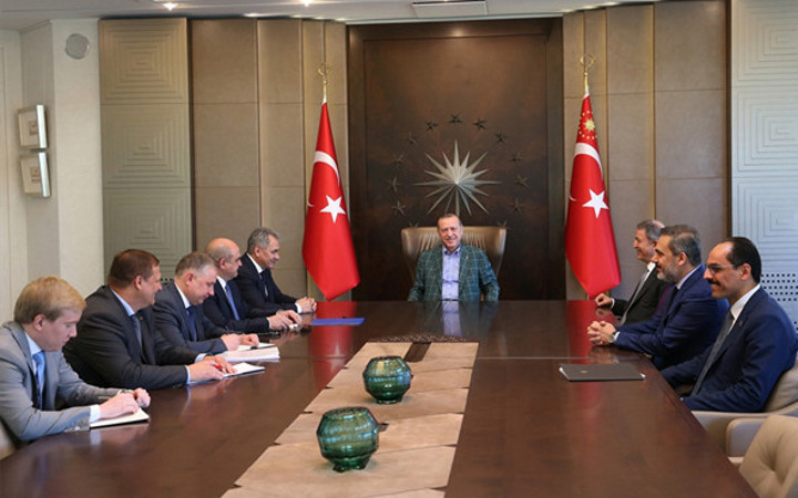 Dünyayı kıskandıran masa kriz değil neşe var!