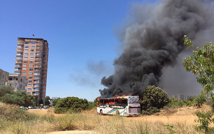 Antalya Konyaaltı'nda tur otobüsü alev alev yandı!
