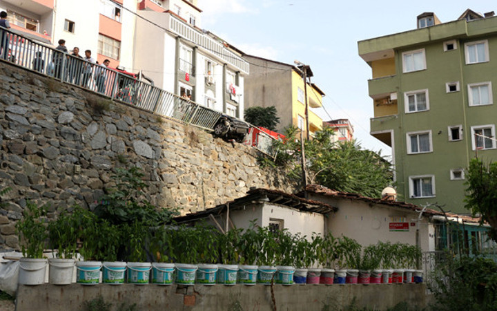 Az  kalsın evlerin üstüne uçuyordu!