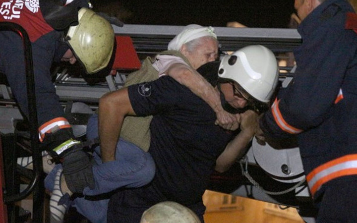 İstanbul'da feci yangın 92 yaşındaki kadın böyle kurtarıldı