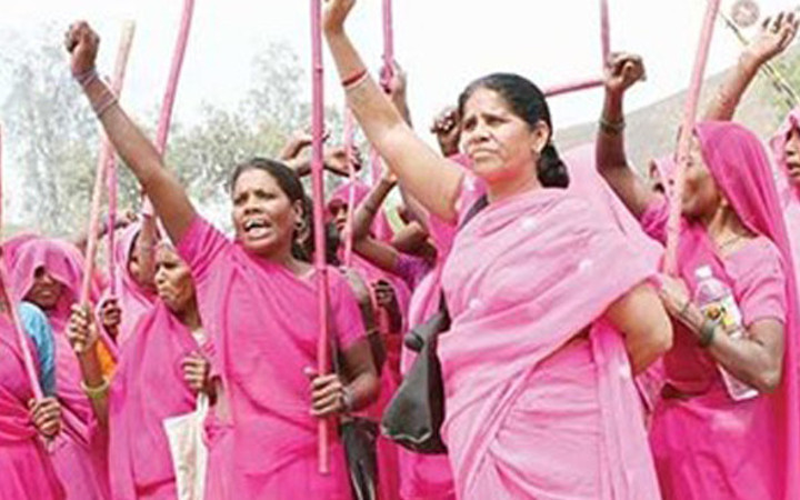 Bu kadınlar ne yapmaya çalışıyor? 