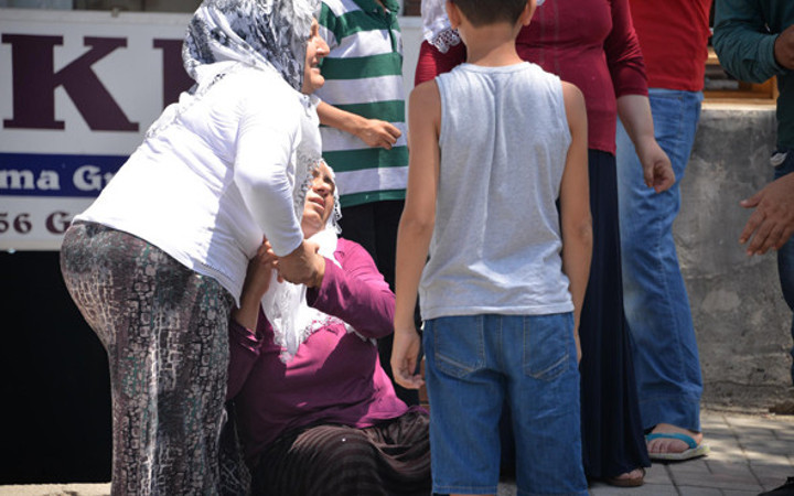 Diyarbakır karıştı önce yakınlarına sonra polise kurşun yağdırdı