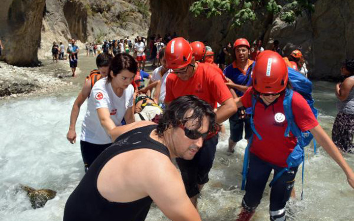 Şelaleden düştü, kurtarılış hikayesine bakın...