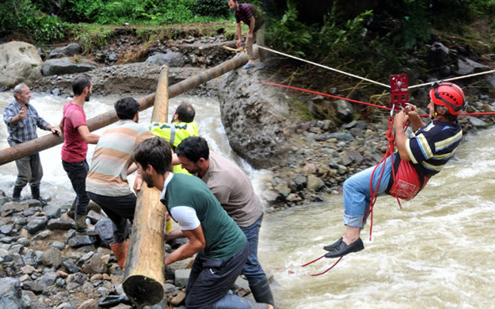 Dereler taştı köprüler yıkıldı saatlerce yardım beklediler