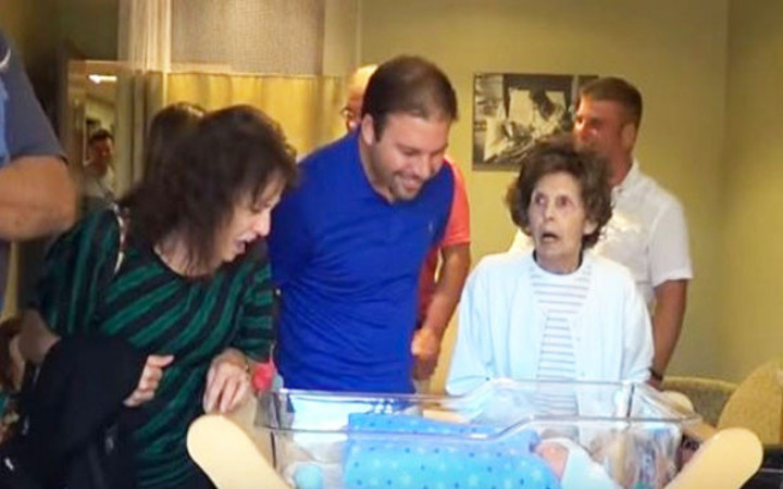 Bebeğin yanına yaklaştılar ama ağızları açık kaldı bakın neden 