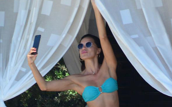 Ebru Şallı'nın elinden telefon düşmedi