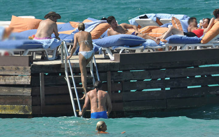 İlhan Mansız sevgilisi ile dudak dudağa