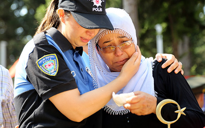 Şehit annesini polis memuru teselli etti!