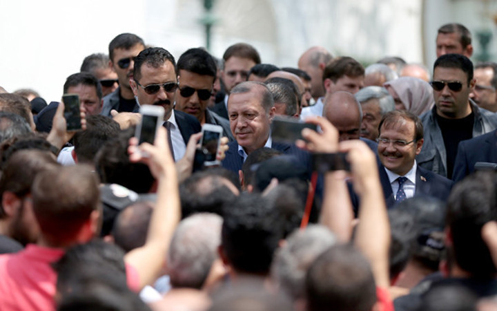 Erdoğan'ı karşısında gören telefonuna sarıldı