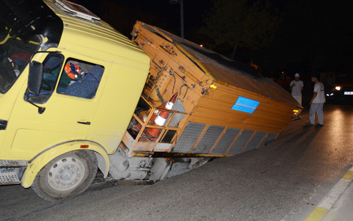 Maltepe'de dev kamyon bir anda yola gömüldü