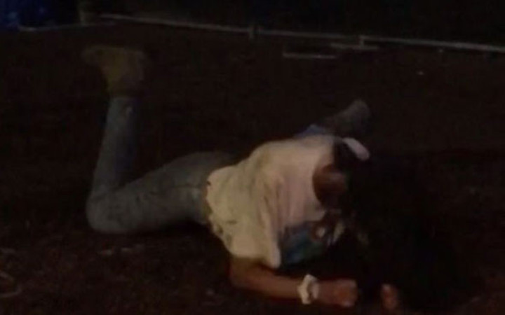 Obama'nın kızı çıldırdı yerlerde sürüklenerek yaptığına bakın