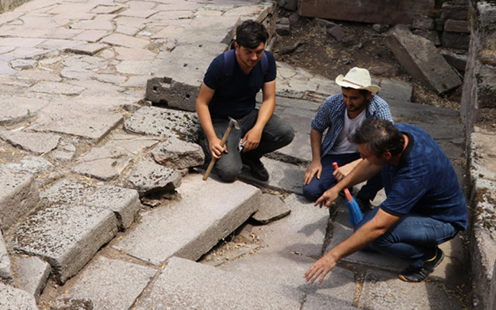 Manisa'da 2 bin yıl sonra ortaya çıkarıldı işlemeli taşların sırrı