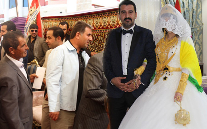 Gelinin bileklerinde yer kalmayınca bilezikler beline takıldı