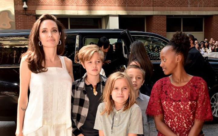 Angelina Jolie'yi çocukları yalnız bırakmadı