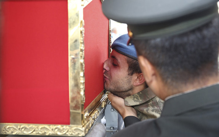 Şehit kardeşi yürek yaktı! Gözyaşları sel oldu