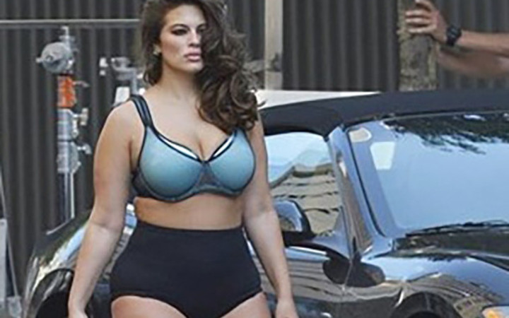 Ashley Graham selülitli bacakları ile şoke etti