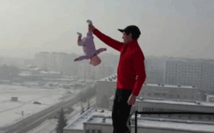 Bu nasıl baba çocuğuna yaptıklarına bakın tam bir skandal