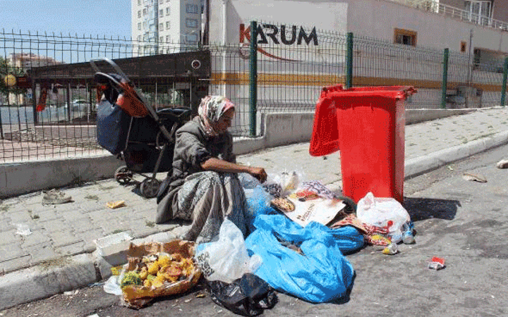 Bayram sabahı kahreden görüntü çöpten ekmek aradı