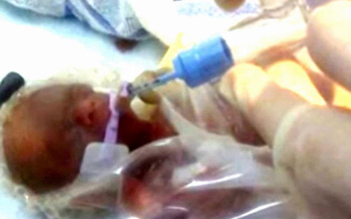 Bebeği yalnız ölmesin diye oyuncak tavşan bile aldı ama sonrası mucize!