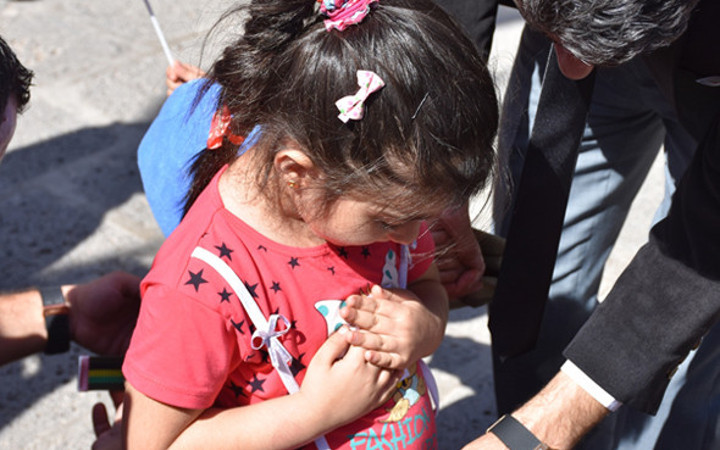 Şehit kızı yürekleri dağladı! Babasının fotoğrafını göğsüne bastırıp...