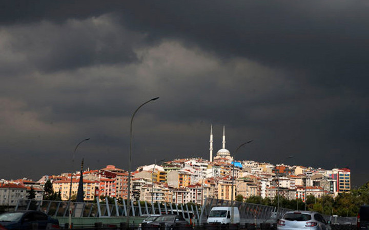İstanbul'u kara bulutlar bastı! Saatlik hava durumu 