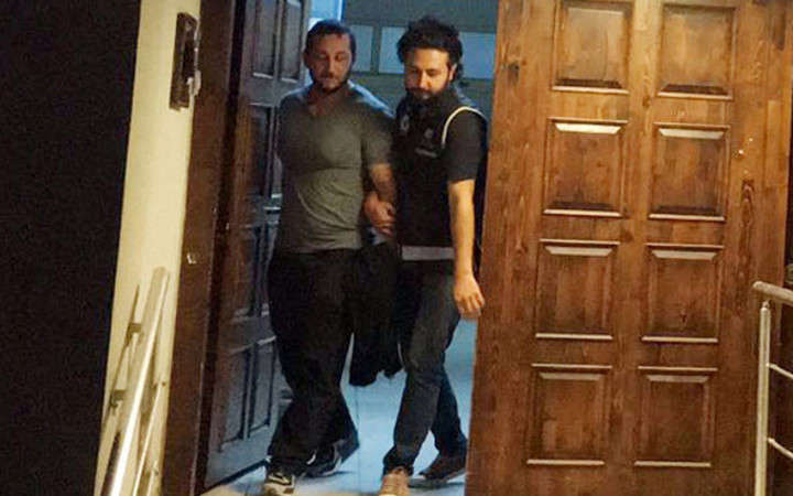 İzmir'de lüks villaya baskın! Vücut geliştirme şampiyonu gözaltında