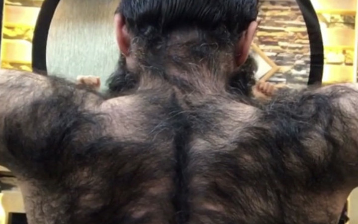 Genç adamın hali çok fena kazağının markası ne?