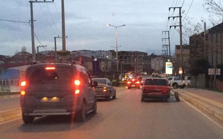 Tekerleği dışarıda ilerleyen otomobil şaşkınlık yarattı!