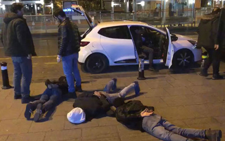 Uyuşturucu tacirleri böyle gözaltına alındı! Teybe dikkat..