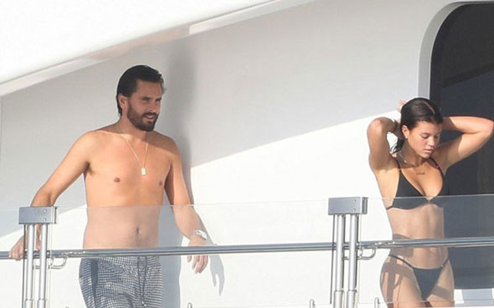 Seks bağımlısının yatında görüntülendi babası çok kızacak