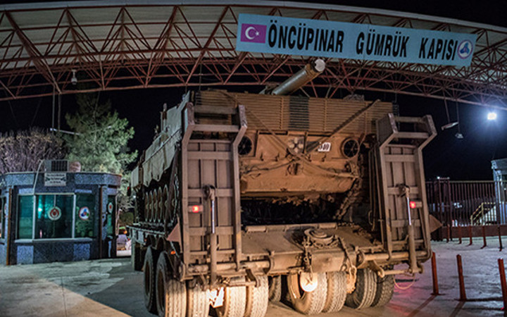 Tanklar sınır kapısından Suriye'ye geçti