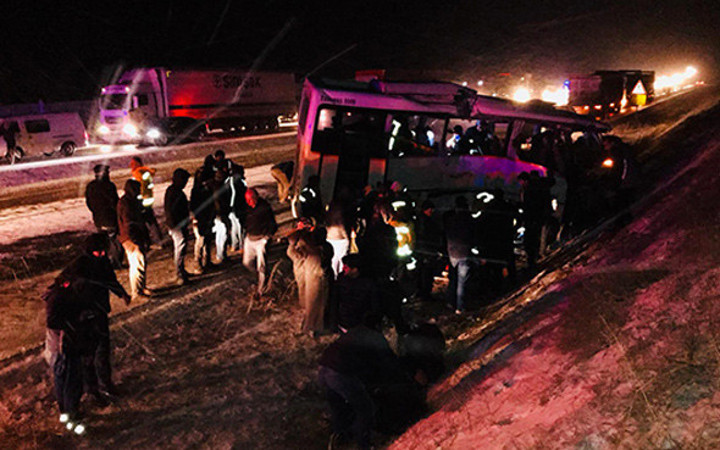 Küçük kız camdan fırladı feci şekilde can verdi!